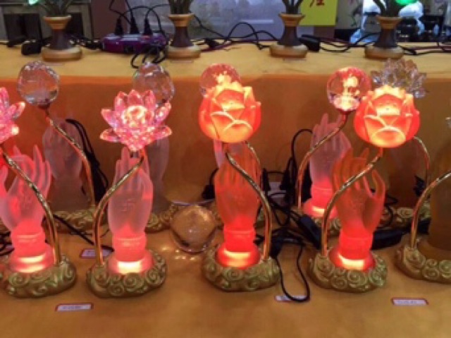 Đèn hoa sen lưu ly bàn tay của phật