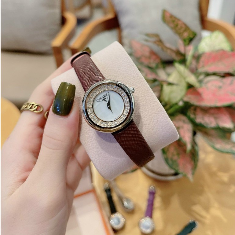 Đồng hô nữ dây da mềm, đeo tay đẹp ⌚️ nhỏ gọn hợp thời trang ,mẫu hàng cao cấp chính hãng authentic Prada | BigBuy360 - bigbuy360.vn