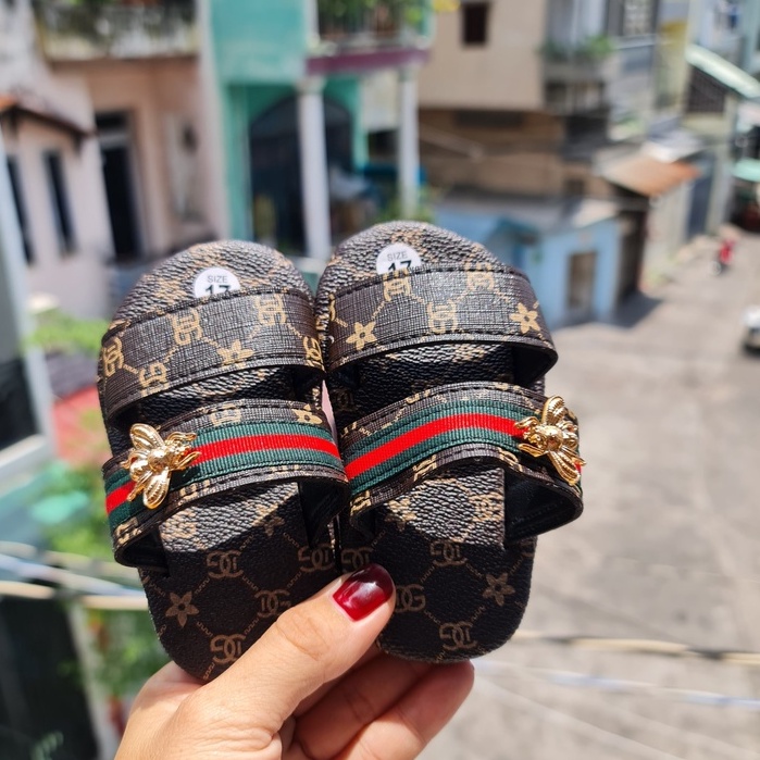 Dép lê hai quai ngang họa tiết chữ con ong cute