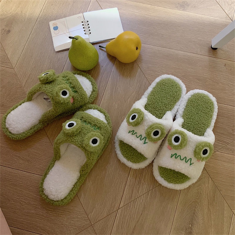 The new Korean cartoon plush slipper girl uses lovely soft-soled anti-skid cotton slippers for indoor home in winter.