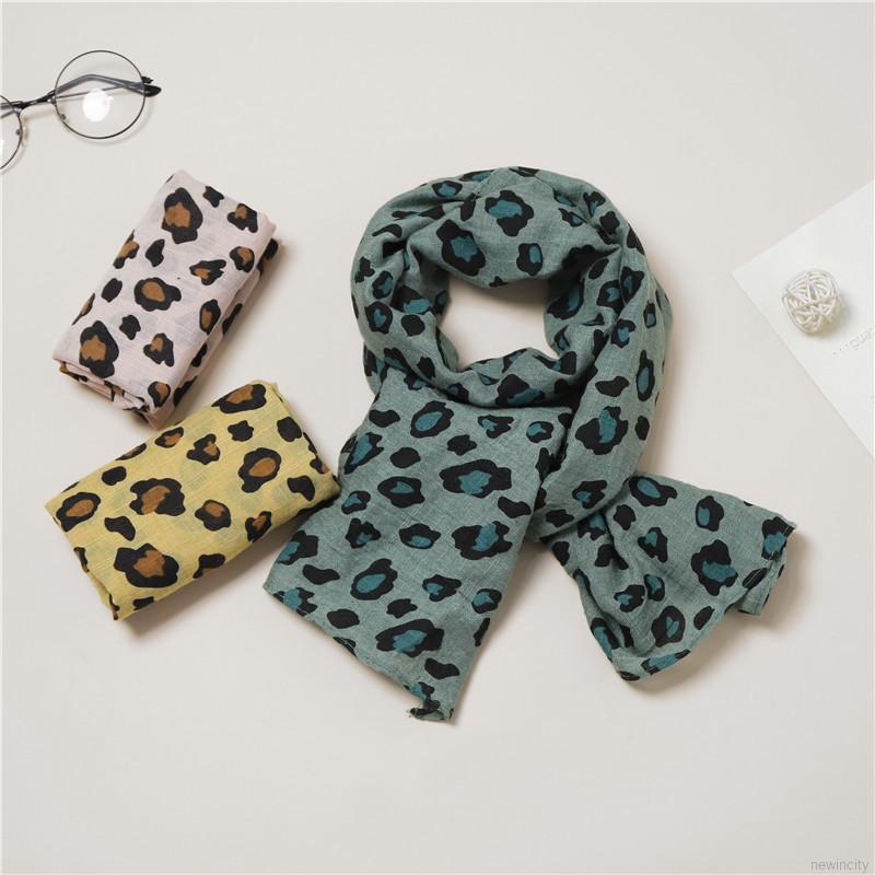 Khăn choàng cổ dày họa tiết da báo cho bé