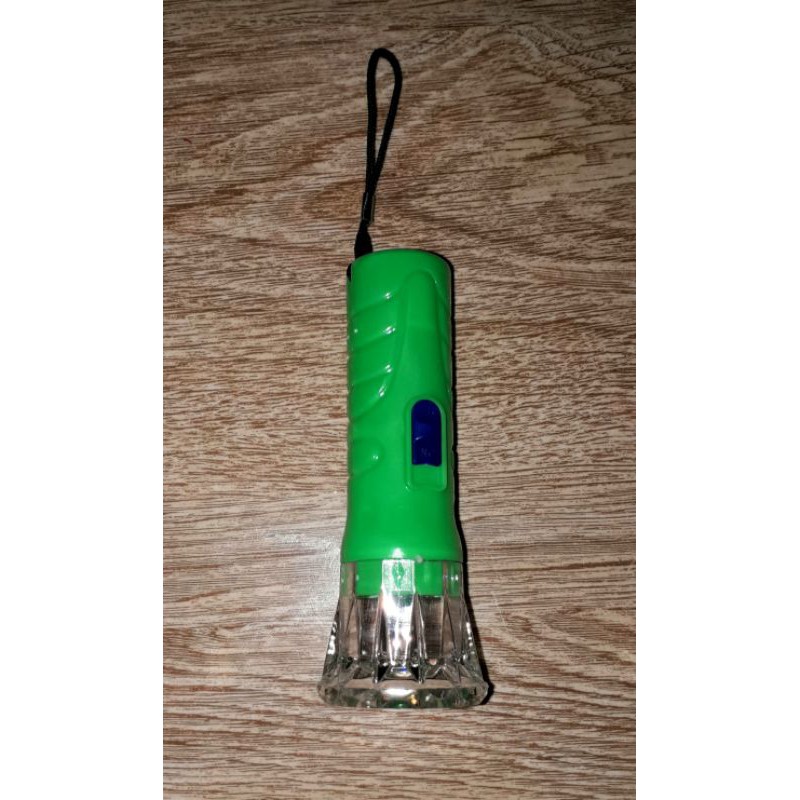 Một Cây đèn pin mini dài 10cm bằng nhựa siêu sáng có kèm pin