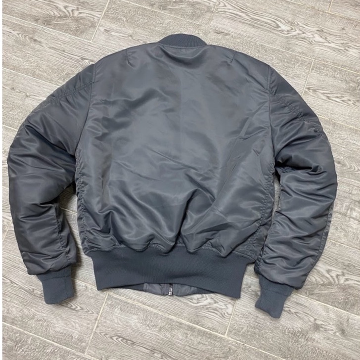 Áo Ma1  màu Xám - phiên bản cờ in lời thề 12 ngôn ngữ - phụ kiện Alpha industries