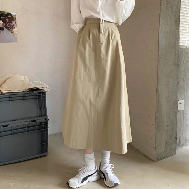 Set Chân váy kaki dài phong cách vintage kết hợp với áo sơ mi trắng nữ tính