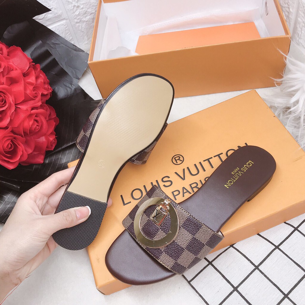 Dép lê quai ngang họa tiết nâu khuy tròn