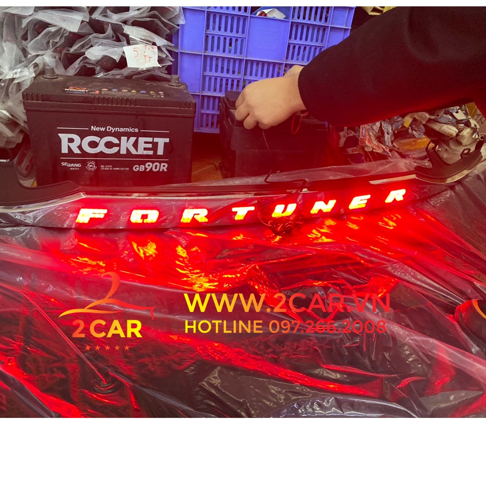 Đèn LED cốp sau xe Toyota Fortuner 2017- 2021, có đèn LED cao cấp mẫu mạ