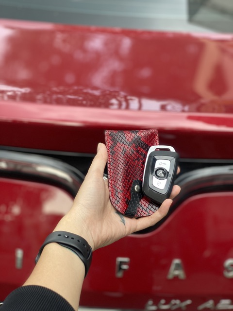 Móc khoá da dập vân trăng