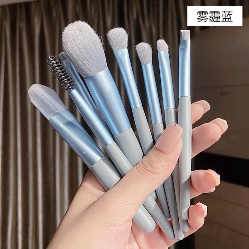 com bo bộ cọ mini 8 cây siêu cute bỏ túi rất gọn  tiện lợi khi mang theo đi du lịch , giúp bạn luôn tươi tắn rạng ngời