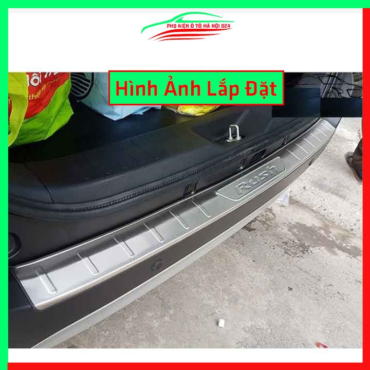 Ốp chống trầy cốp Toyota Rush 2018-2023 inox sáng bóng
