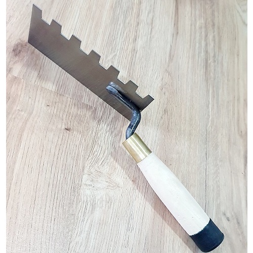 Bay Xây Tô Vuông Lưỡi Thép 9x16,5cm Răng Cưa Vuông Lớn 15x15x10mm Bên Phải Cán Gỗ Đuôi Bọc Nhựa
