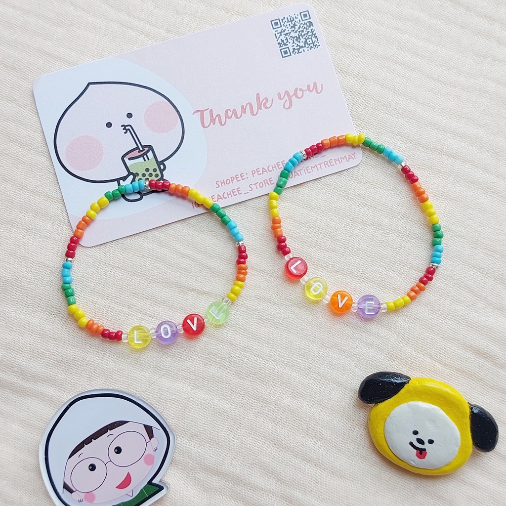 Vòng tay hạt cườm nhựa handmade kèm charm mặt cười và chữ có làm theo yêu cầu