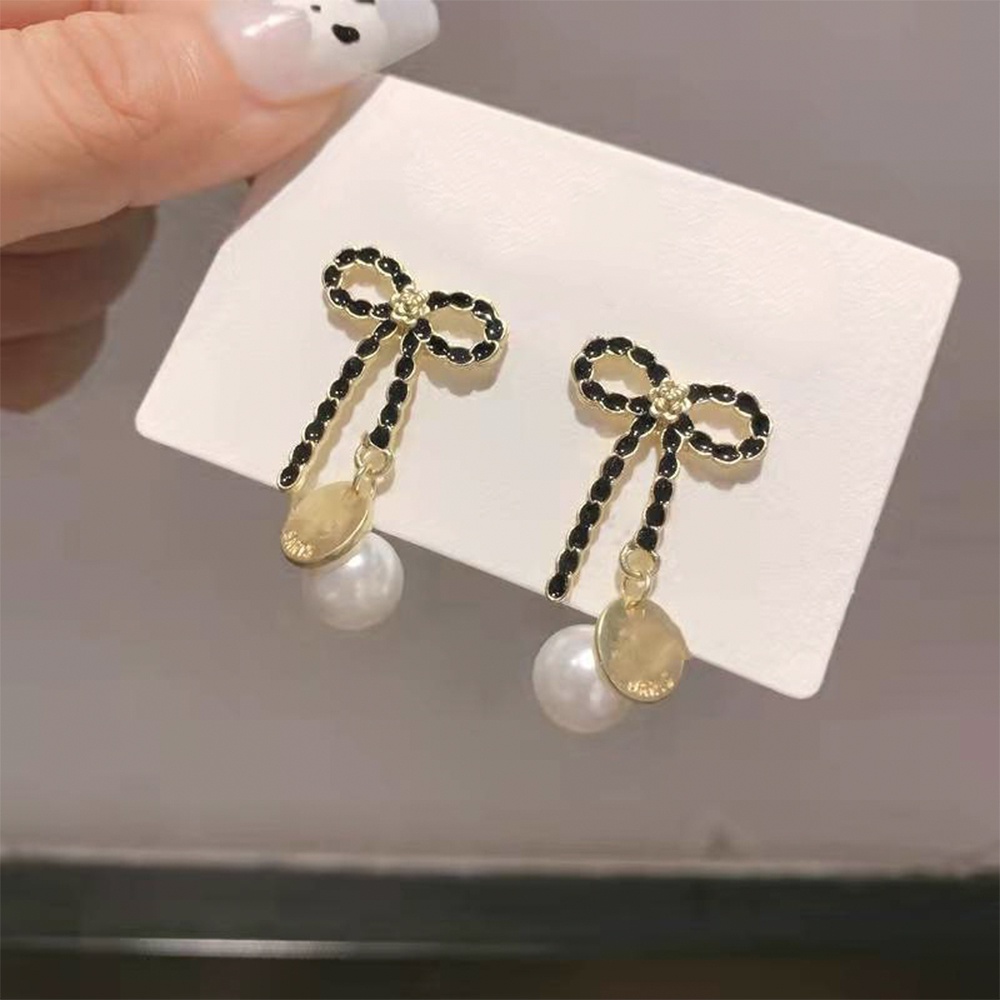 Khuyên tai nữ thương hiệu CC thắt nơ đen gắn ngọc TB505