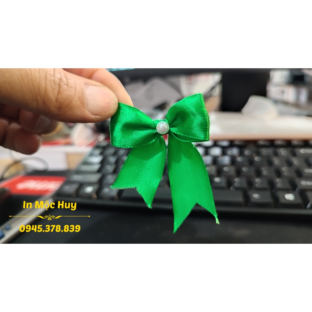 Hoa, nơ dán lên chai nước suối trang trí tiệc cưới, hỏi, sinh nhật, sự kiện
