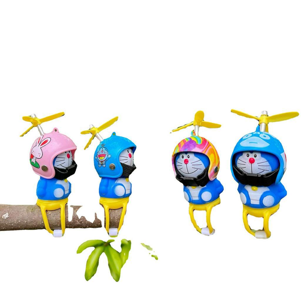 Doremon gắn xe máy, xe đạp, ô tô, gắn mũ bảo hiểm, Doraemon đội mũ bảo hiểm chong chóng, có đèn phát sáng. Trang trí xe