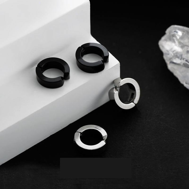 1 chiếc khuyên tai kẹp titan không đen không rỉ