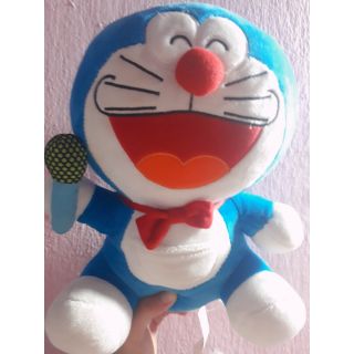 Gấu bông NEW doramon cầm micaro và được thắt nơ