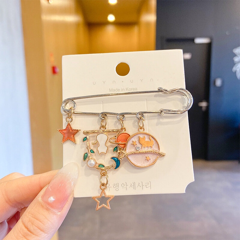 Ghim Cài Thắt Lưng Hình Thỏ Mèo May Mắn Phối Tua Rua Dễ Thương Cho Nam Và Nữ