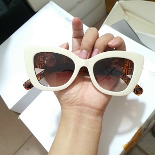Fendi mắt mèo trắng