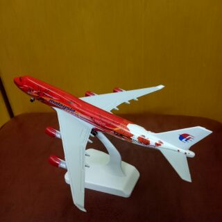 Mô hình máy bay tĩnh Malaysia đỏ 20cm B747 có bánh xe