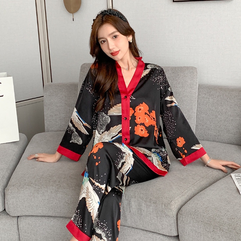 Bộ Đồ Ngủ Tay Dài Cổ Chữ V Bằng Lụa Lạnh In Họa Tiết Thời Trang Cho Nữ