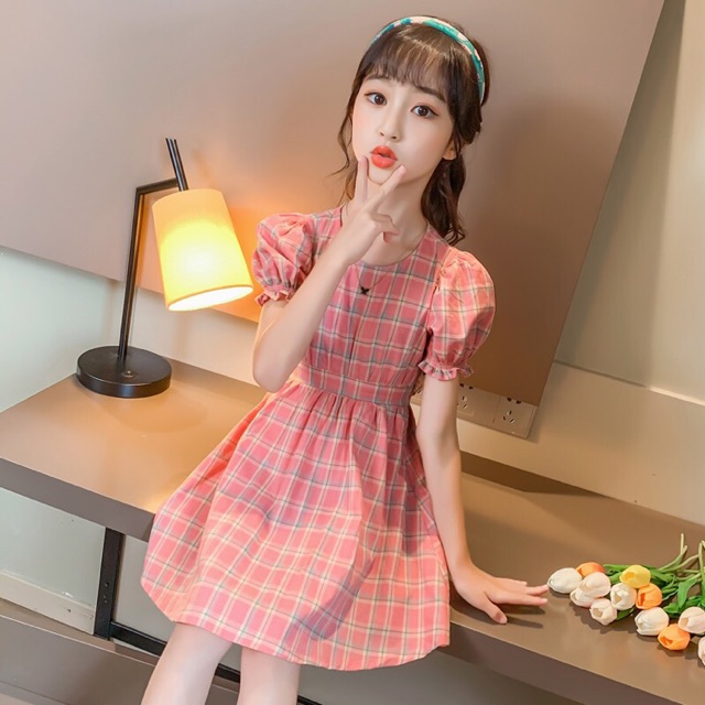 Váy kẻ caro hở lưng cá tính cho các bé gái
