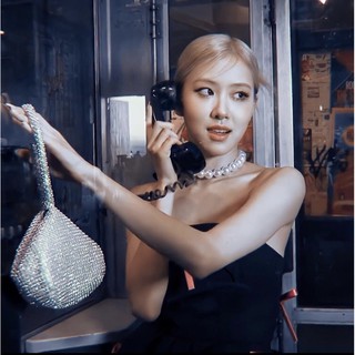 Set vòng cổ và túi MV Gone giống BLACKPINK ROSÉ