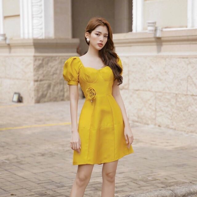 Đầm vàng xoè tay phồng kèm bông gắn 🍉 FREESHIP