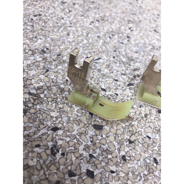 Chân vịt mí SP 18 nhựa ( chân vịt mí có gờ) sử dụng cho máy may công nghiệp 1 kim