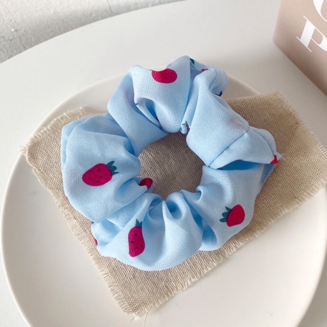 Chun cột tóc scrunchie trái dâu tây