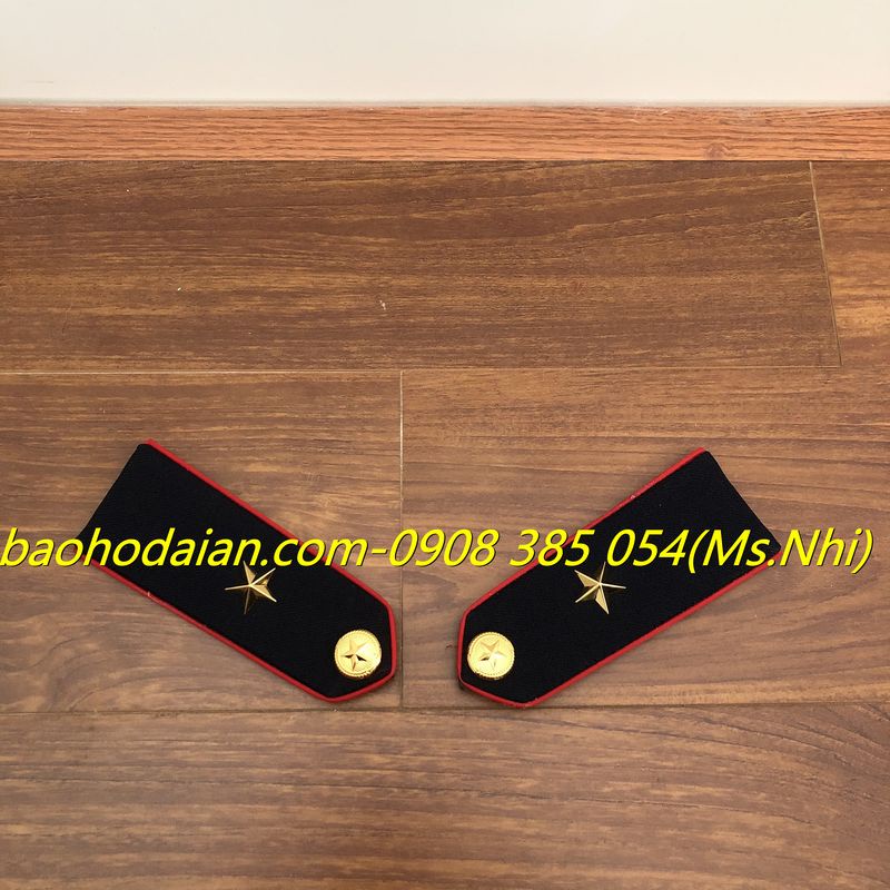 Cầu vai bảo vệ viền đỏ gắn sao đồng