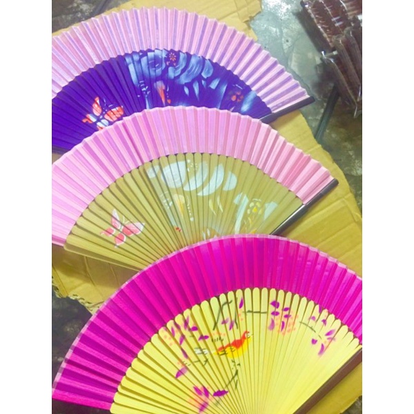 Quạt tre vẽ cầm tay hoạ tiết thiếu nữ và hoa