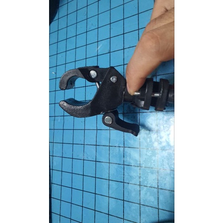 Kẹp đèn pin trợ sáng cho xe máy,xe đạp xoay 360 độ điều chỉnh tiêu cự