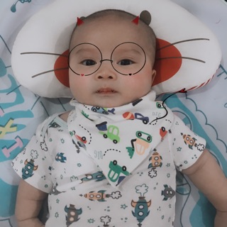 Yếm cổ tam giác cho bé