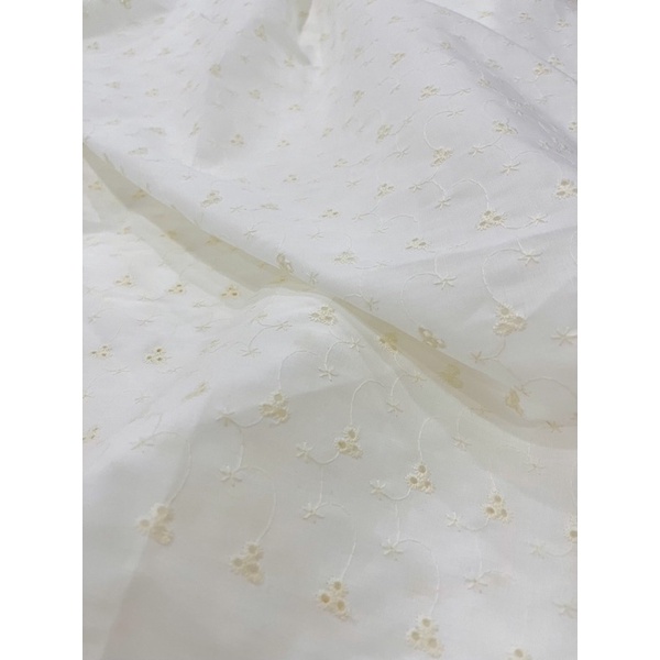 Vải Boi cotton thêu màu trắng kem - Mềm mướt, may đầm thì lót nha ạ - Boi thêu hoa dây