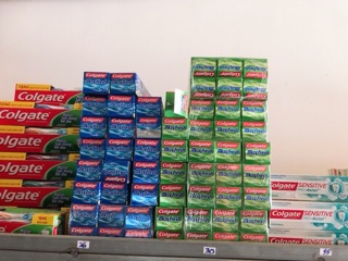Kem đánh răng Colgate Max Fresh tặng bàn chải