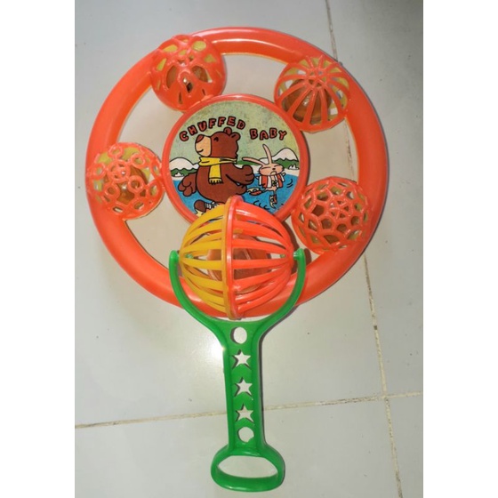 Hai cái lục lạc bằng nhựa cho bé