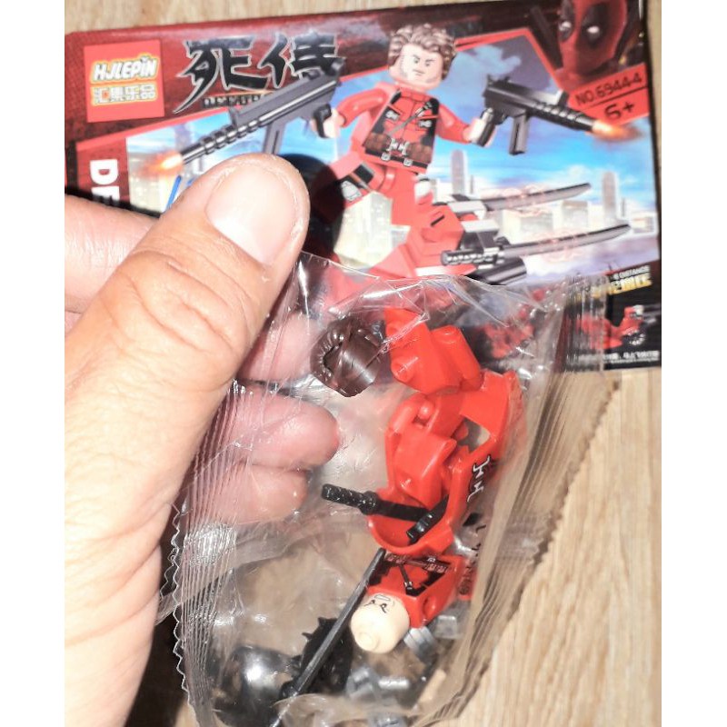 Lắp ráp 1 hộp Lego_Deedpool 6944 có nhiều chi tiết bằng nhựa rất đẹp