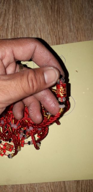 Vòng tay may mắn màu đỏ kèm viên đá pha lê hình trụ nhiều màu sắc