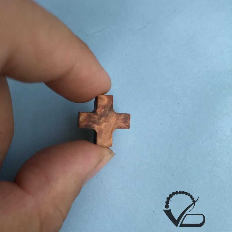 Charm Thánh Giá gỗ Nu Huyết Long dành cho khách Công giáo