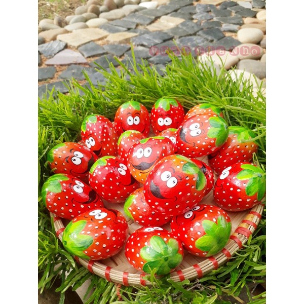 Dâu tây cute trên đá cuội vẽ tay