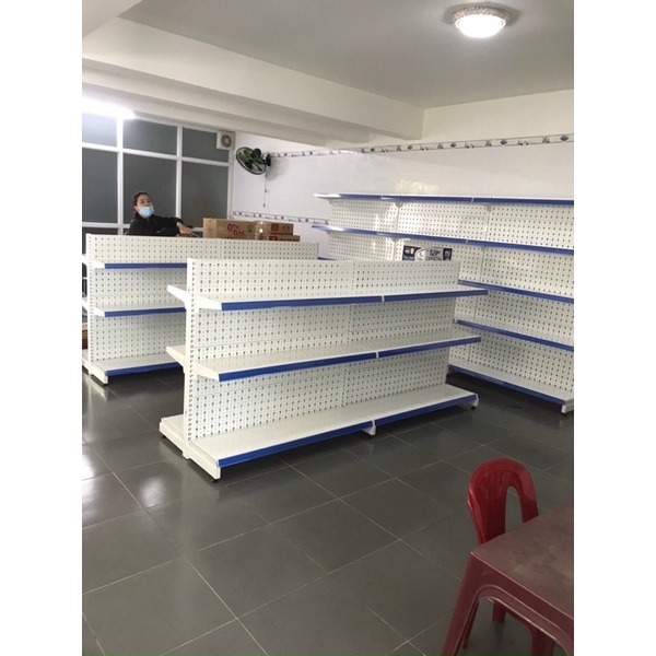Kệ để hàng siêu thị 2 mặt lưng tôn đục lỗ