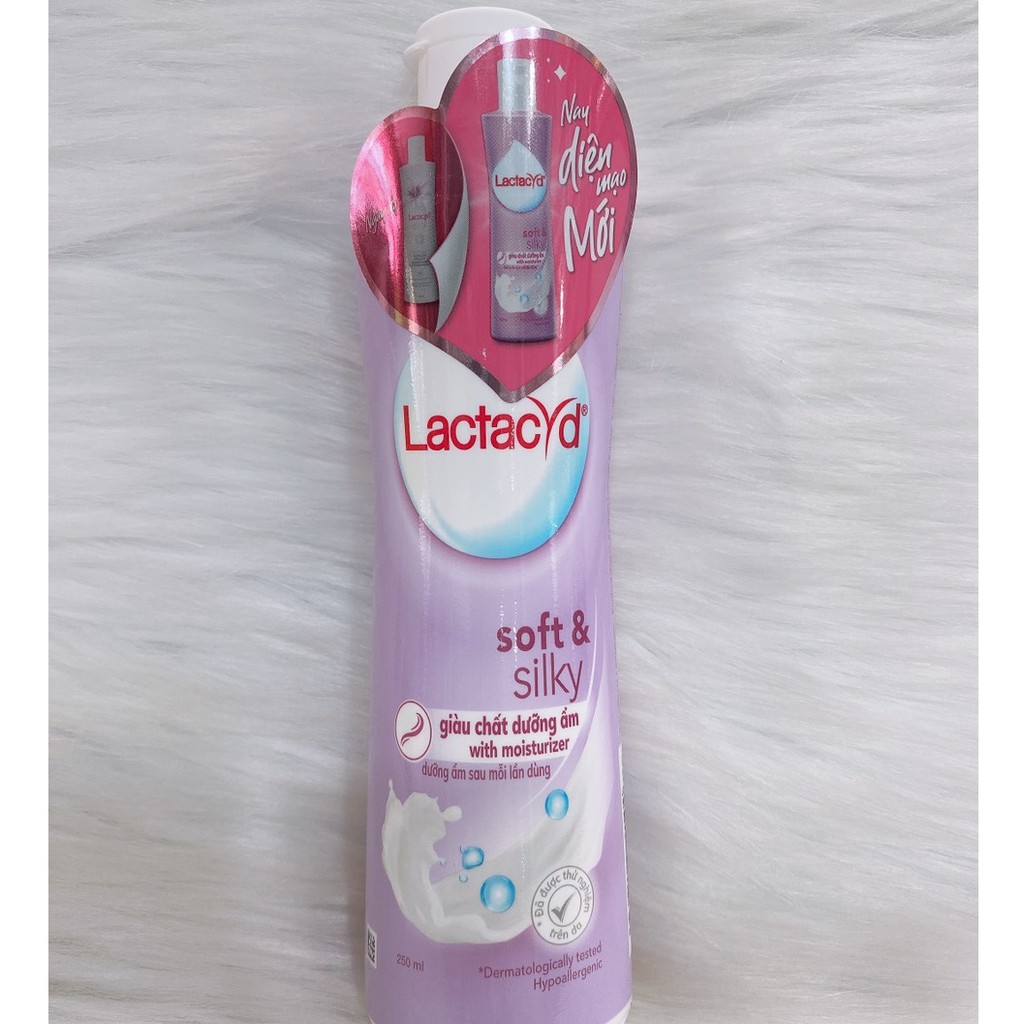 Dung dịch vệ sinh phụ nữ dưỡng ẩm Lactacyd Soft and Silky