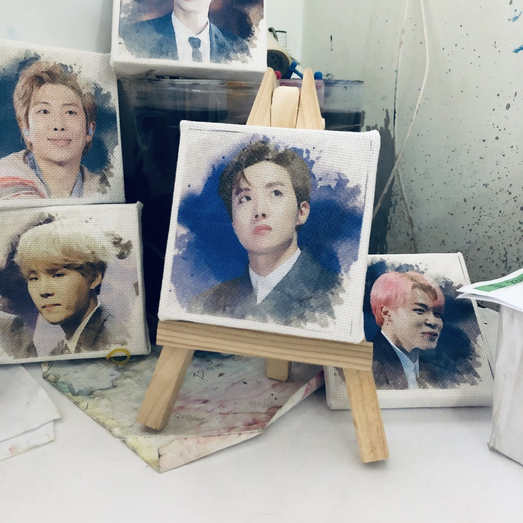 Tranh canvas BTS 10x10cm trang trí kèm giá gỗ 7 thành viên Jin, Jimin, Suga, Jungkook, V, Jhope, RM