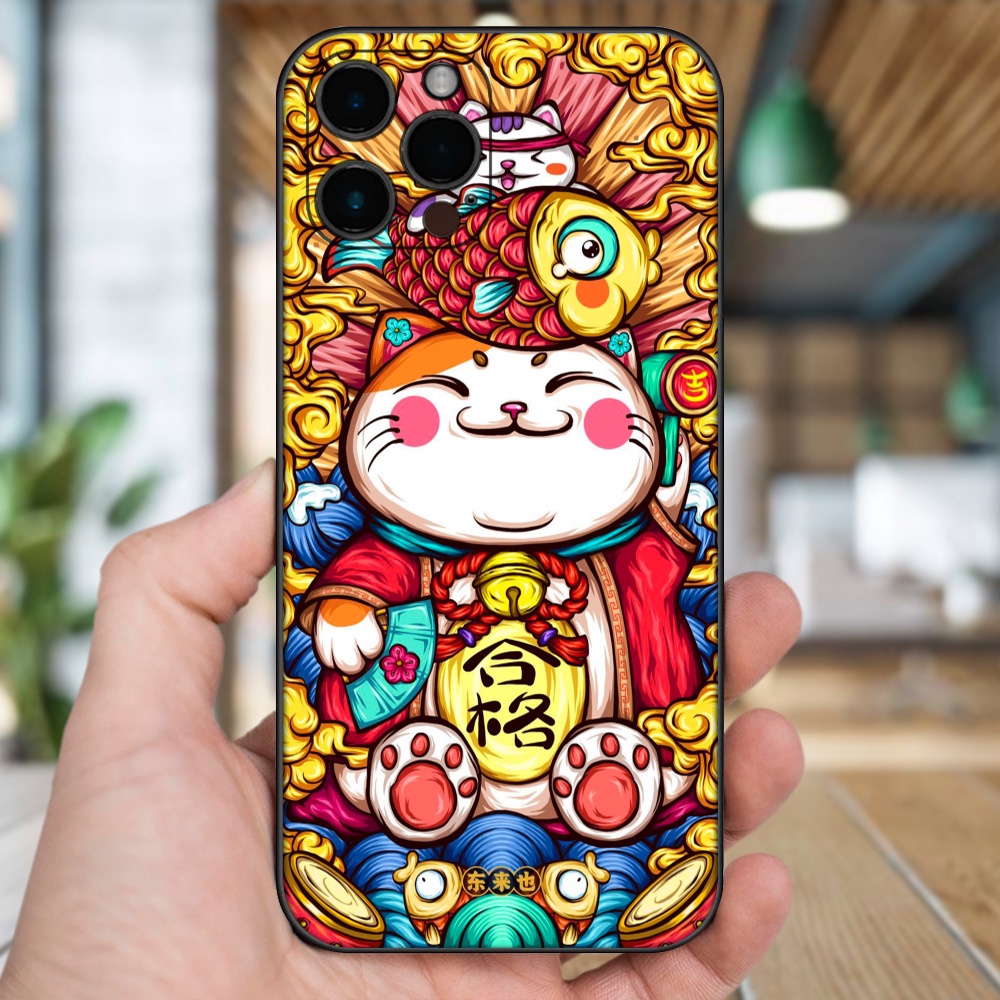 Ốp lưng iPhone 12 Pro Max dẻo đen cạnh vuông in hình Mèo Thần Tài dễ thương