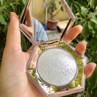 Phấn bắt sáng – highlight đình đám fenty beauty diamond bomb