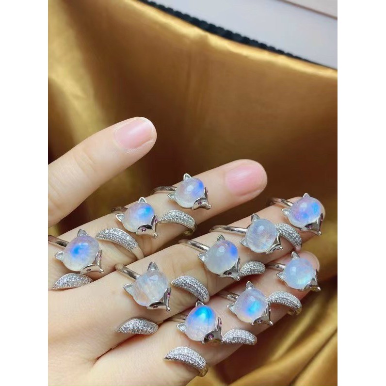 Nhẫn Hồ Li đá mặt trăng, thể hiện sự thông minh nhanh nhẹn, biểu tượng của trí tệ và giàu có