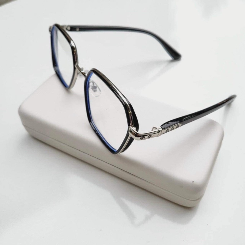 Kính Chrome Heart gọng vuông cao cấp phù hợp cho cả nam và nữ,kiểu dáng sang trọng,hiện đại.Gọng kính xu hướng của năm