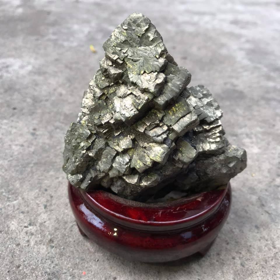 TRỤ ĐÁ VÀNG GĂM PIRIT