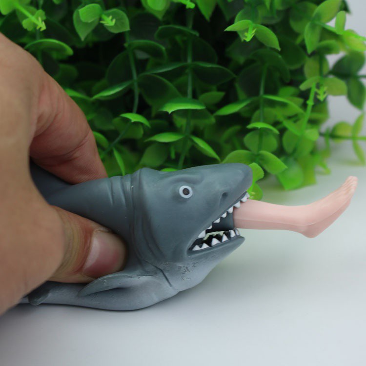 Mút đồ chơi hình chú cá mập ăn thịt người