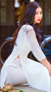 Áo dài lụa trắng tinh khôi